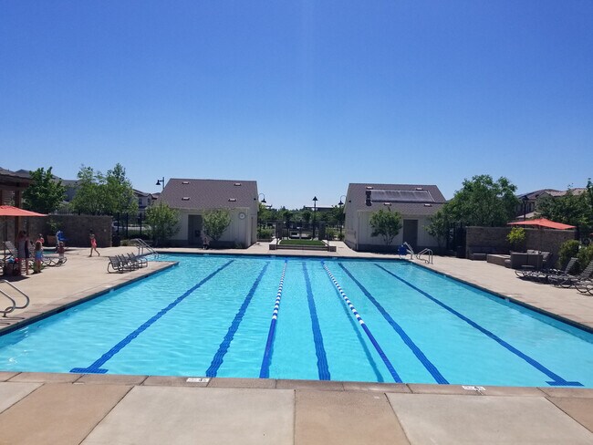 Building Photo - ALMOST NEW, SUPER CLEAN 2 BED, 2.5 BATHS, ...