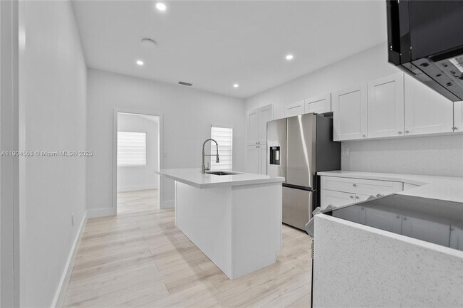 Building Photo - 129 SW 9th Ave