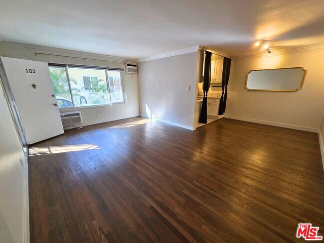 Building Photo - 7621 Hampton Ave