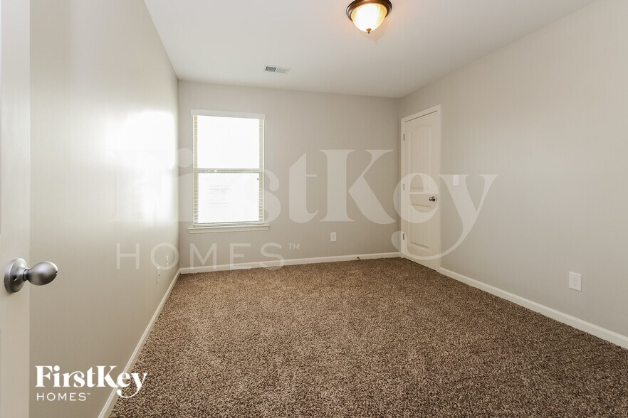 Building Photo - 465 W Park Dr