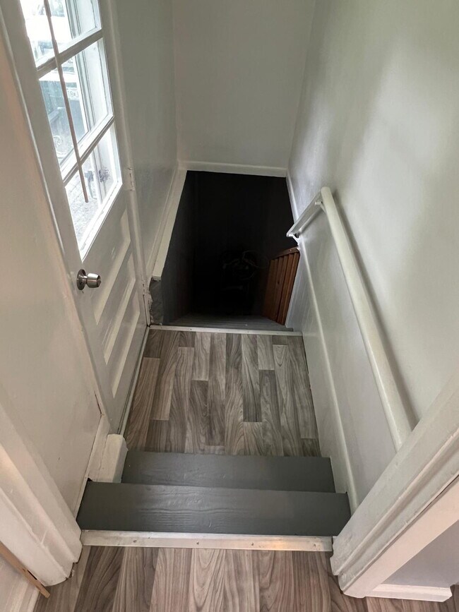 Building Photo - Gorgeous THREE bedroom home with one bath, AVAILABLE NOW!  Passed all inspections!  Private backy...
