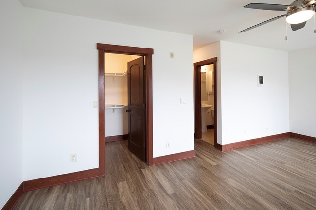 Building Photo - Point Loma 1BR with W/D In-Unit, Great Vie...