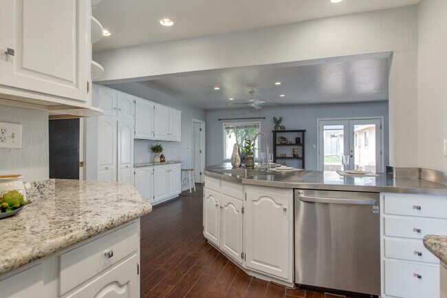 Building Photo - 510 E Belmont Ave