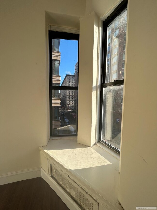 Building Photo - Super Sunny 1 BD, Panoramic Windows, Gut Renovated Granite Kitchen & Fabulous UWS Location!