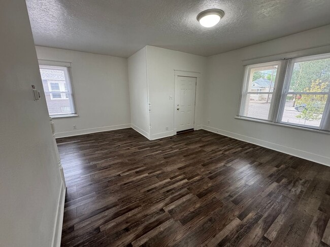 Building Photo - LEASING! Available September 1st!