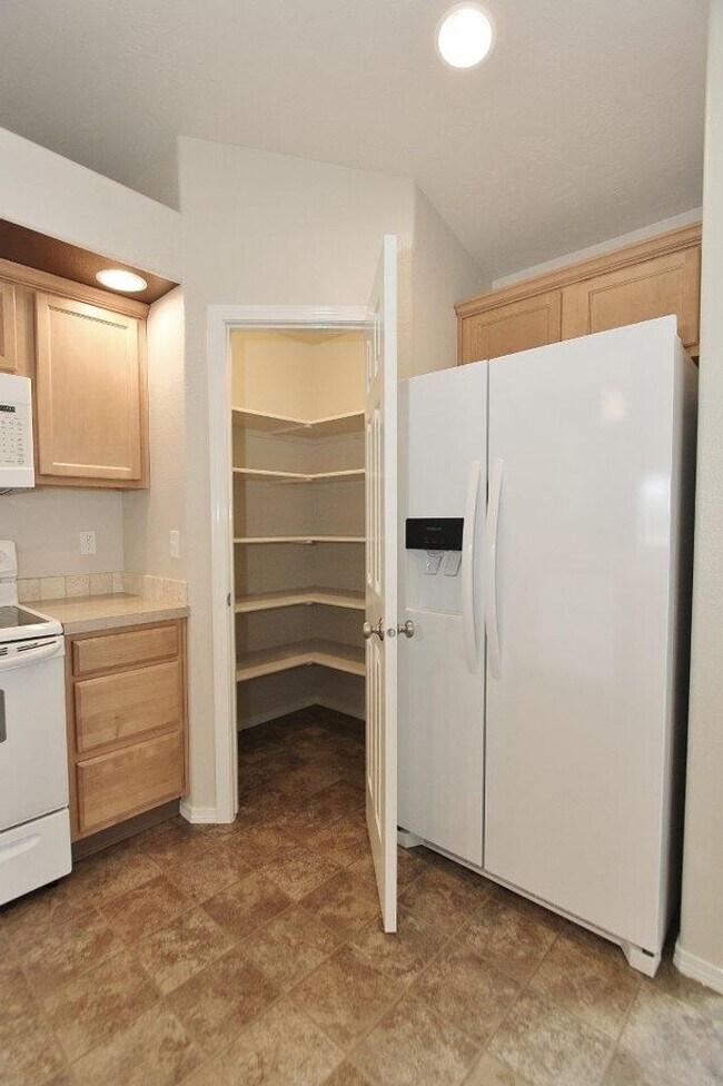 Building Photo - Immaculate Single-Level Home