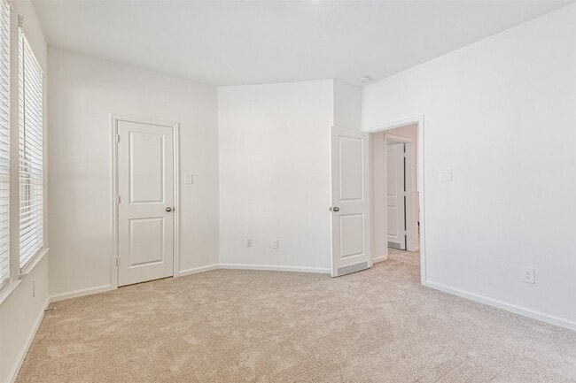 Building Photo - 678 Royal Arch Dr