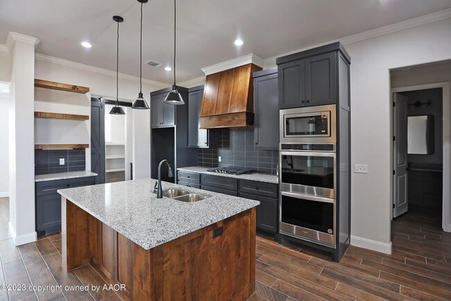 Building Photo - 504 Country Club Dr