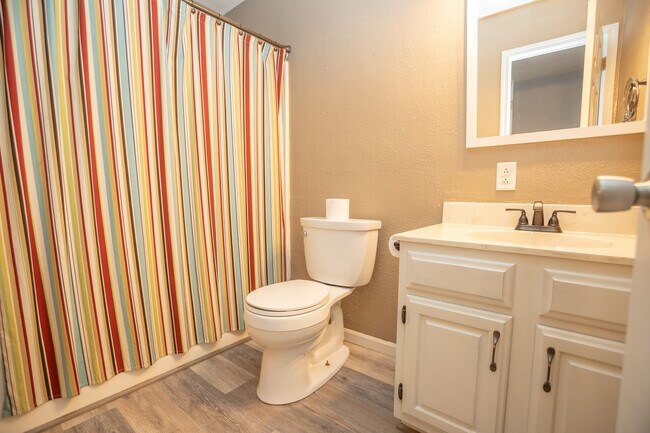 Building Photo - 710 Earl Lee Dr