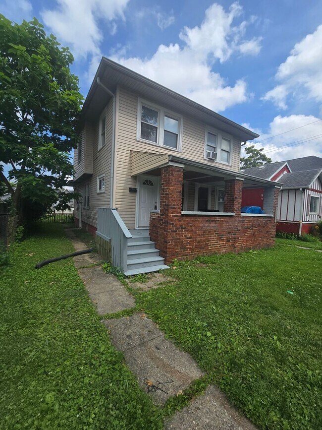 Building Photo - SOUTHSIDE TWO BEDROOM DUPLEX WITH LARGE BACK YARD
