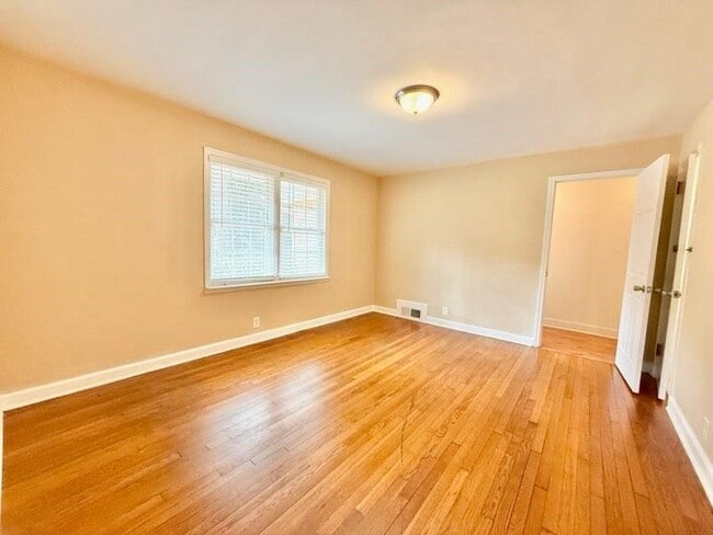 Building Photo - 2076 Azalea Cir