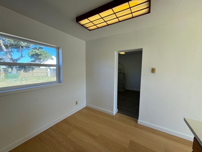 Building Photo - Adorable two bedroom cottage in Newport!