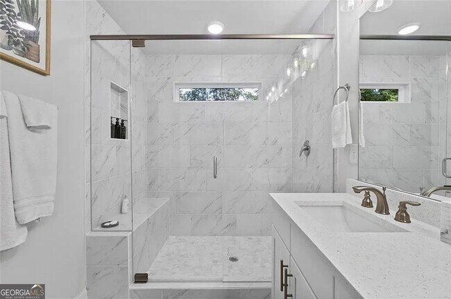 Building Photo - 813 Coleman St SW