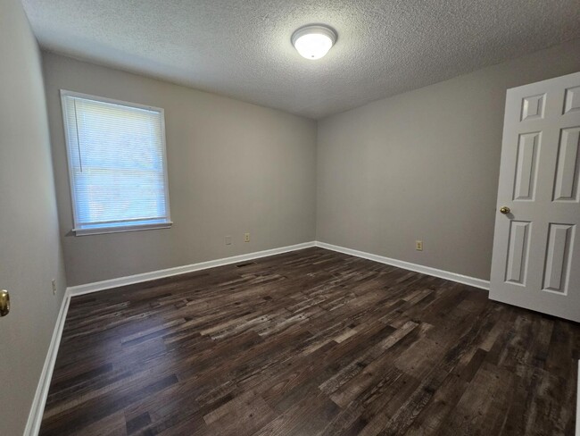 Building Photo - 204 Hunter Dr