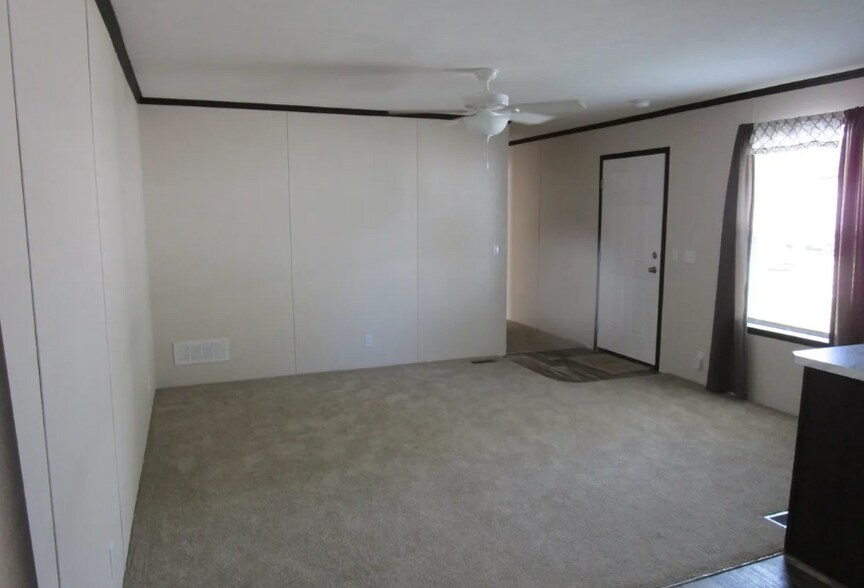 Building Photo - 415 Deerfield Ln