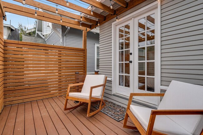 Building Photo - 2403 7th Ave W