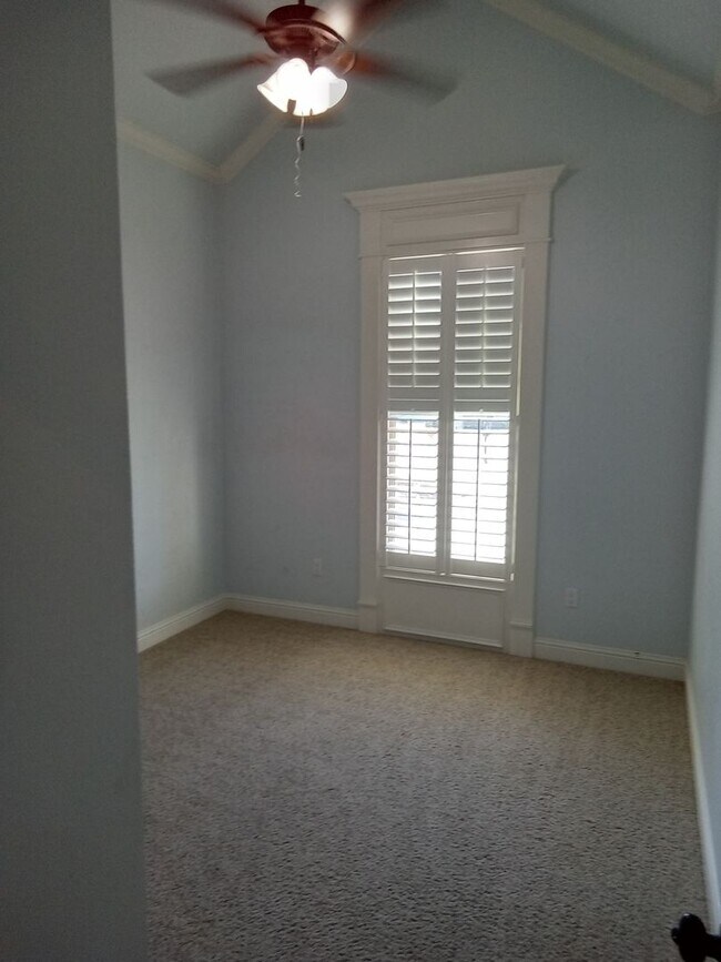 Building Photo - Benton Beauty