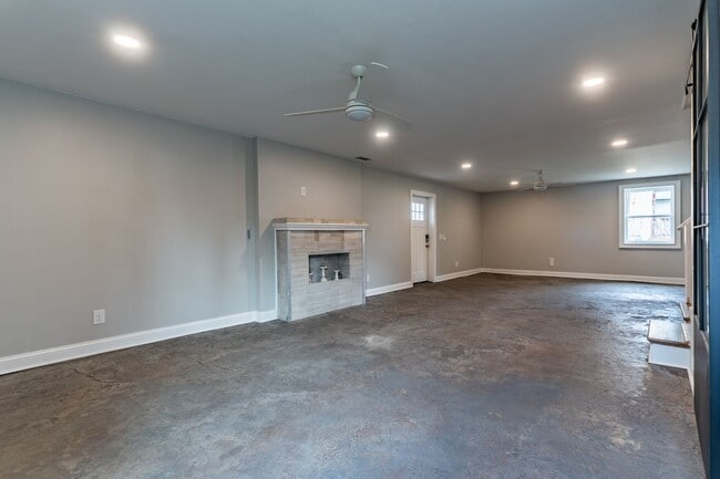 Building Photo - Renovated 3 bed/2 bath just minutes from Downtown!!