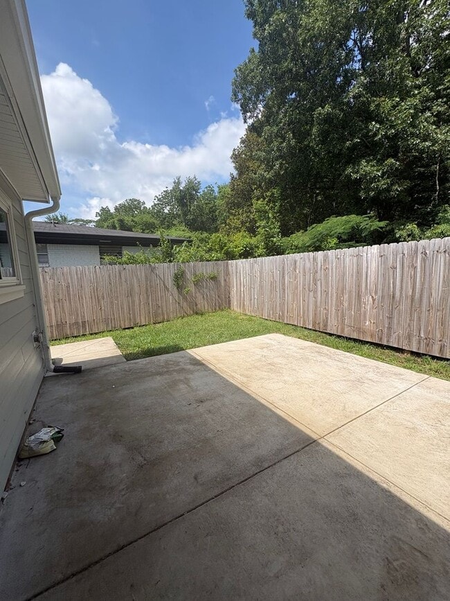 Building Photo - 123 Sequoia Dr