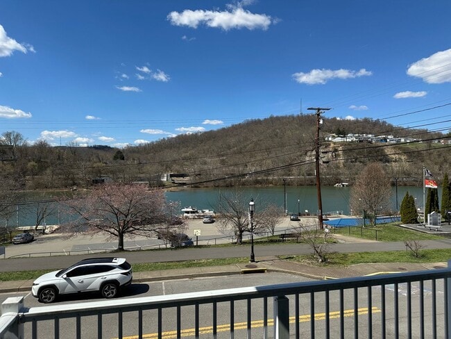 Building Photo - 2 Bedroom/2.5 Bath Townhome located in a Gated Community with a Water Front View! Available on 8/...