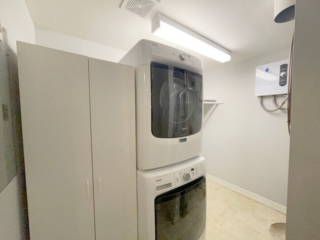 Building Photo - Bright & Spacious Condo Just One Block fro...