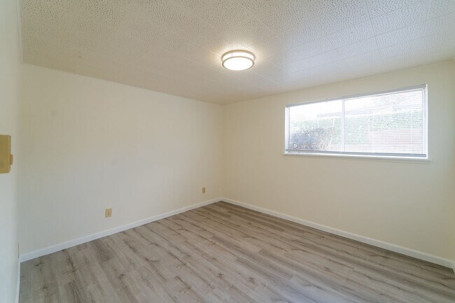 Building Photo - Davisson Tri-Plex