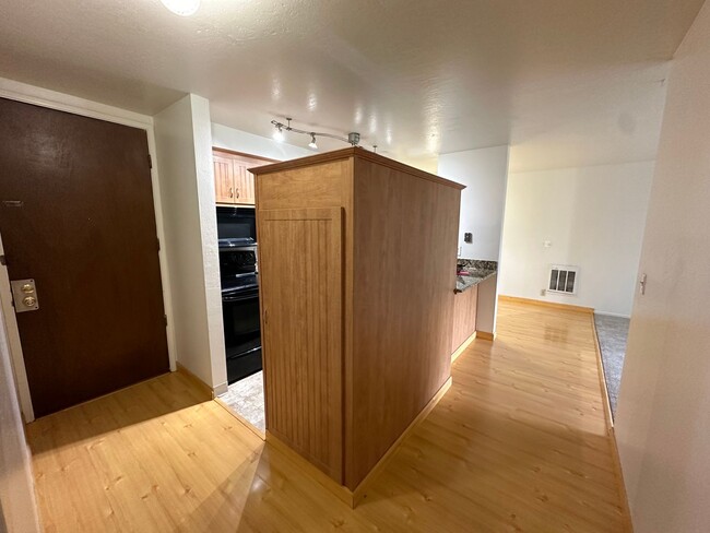 Building Photo - Spacious 1 Bedroom near Lake Merritt! FIRS...