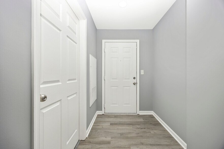 Building Photo - 10001 Vanderbilt Cir