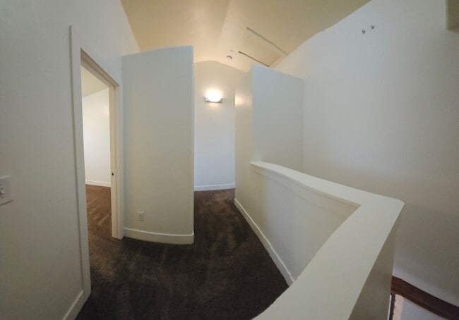 Building Photo - 2 bed, 2.5 bath townhome in Lincoln Park