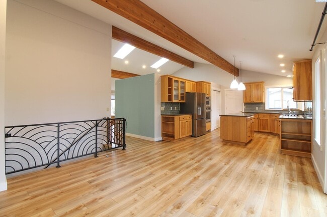 Building Photo - 5 Bed/3 Bath + an Office/Bonus Room House