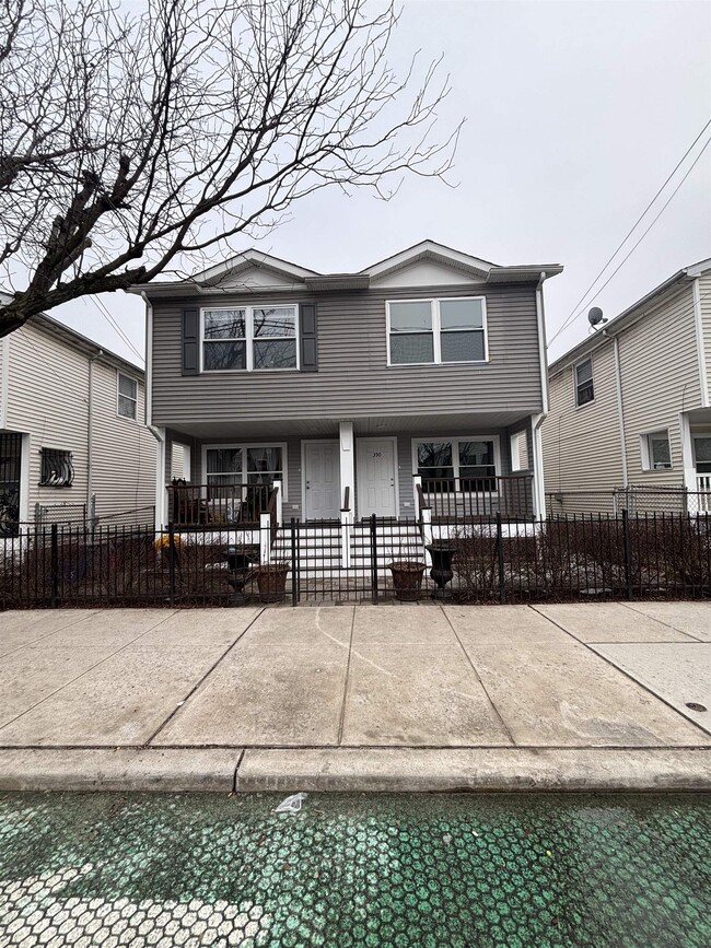 Building Photo - 390 Pacific Ave