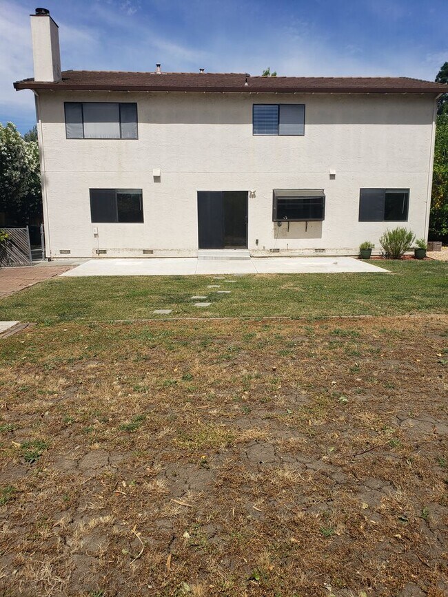 Building Photo - Got Room? - Paradise Valley Home Is Expansive!