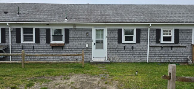 Building Photo - Charming 3BR First-Floor Condo – Walk to B...