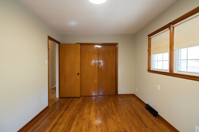 Building Photo - Charming Ranch Home with a great yard in Desirable Southwest Columbia