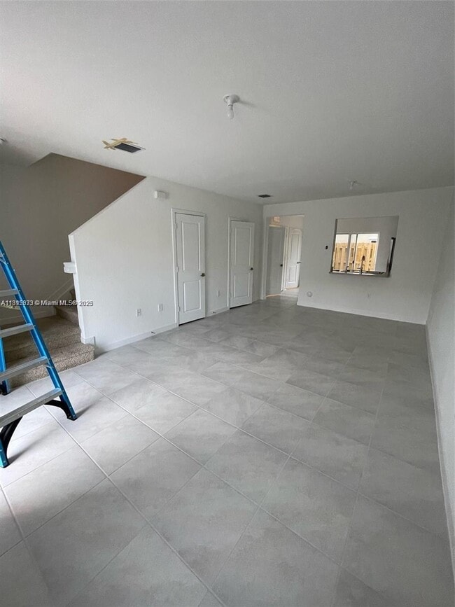 Building Photo - 552 NE 4th Terrace