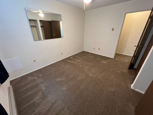 Building Photo - 1 Bedroom 1 Bath Townhouse in Great Neighborhood