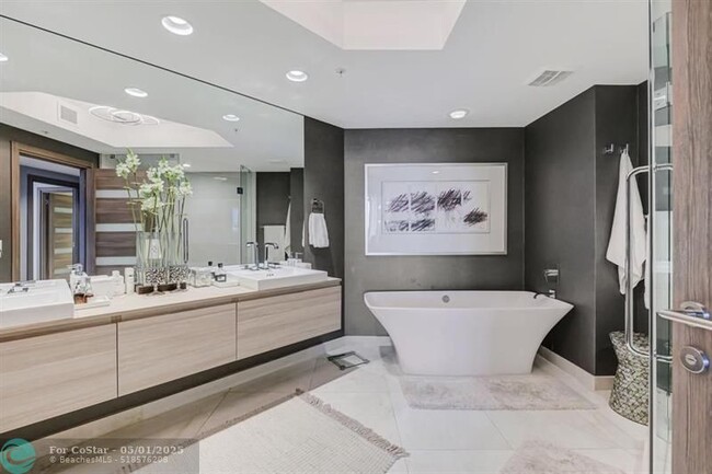 Building Photo - 17301 Biscayne Blvd