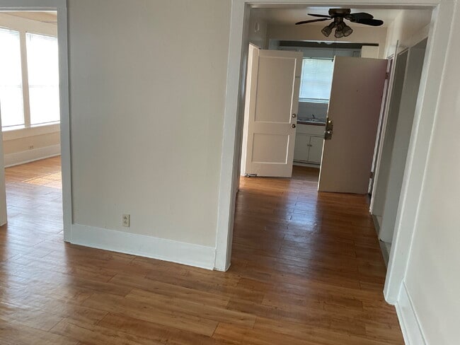 Building Photo - 1 Bedroom plus a Den, Close to SAC and Ala...