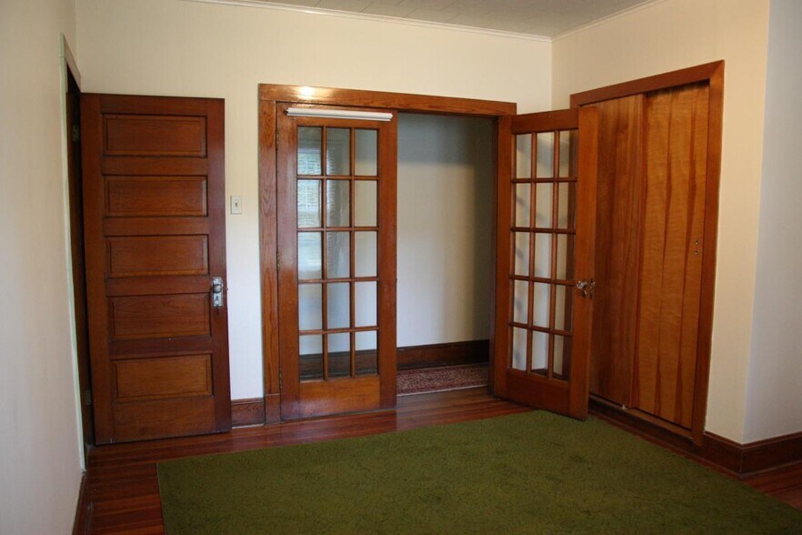 Entrance to Bedroom 3 & Closet - 1006 Center St