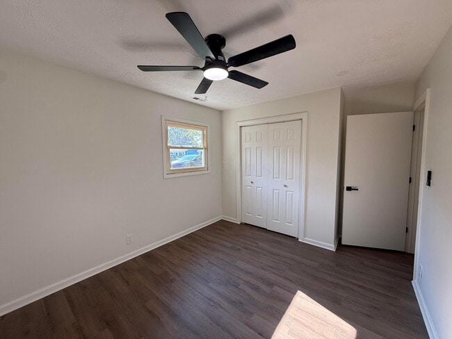 Building Photo - 100 Valley View Dr