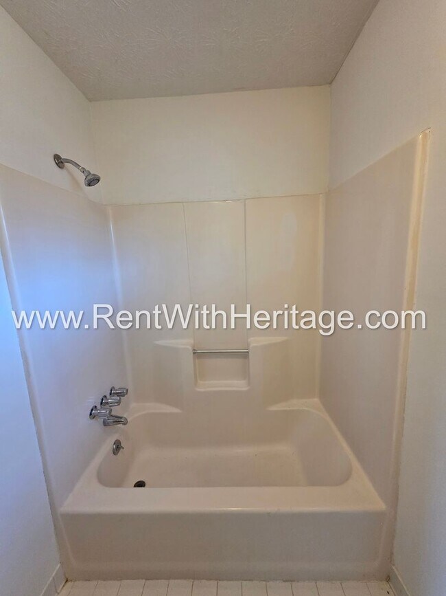 Building Photo - COME SEE THIS FANTASTIC 2 BEDROOM 2 BATH DUPLEX!