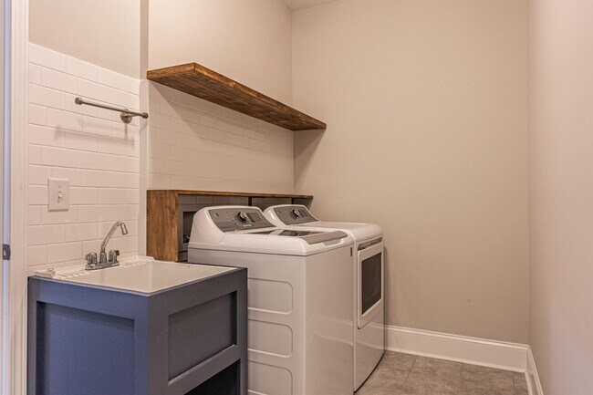 Building Photo - 153 Keowee Cir