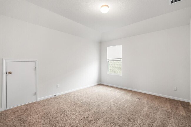 Building Photo - 2516 Walking Y Rd