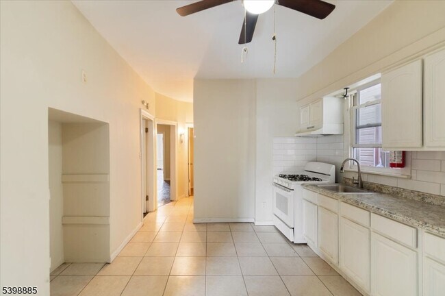 Building Photo - 422 Jelliff Ave