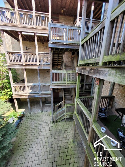Building Photo - 2704 W Ainslie St