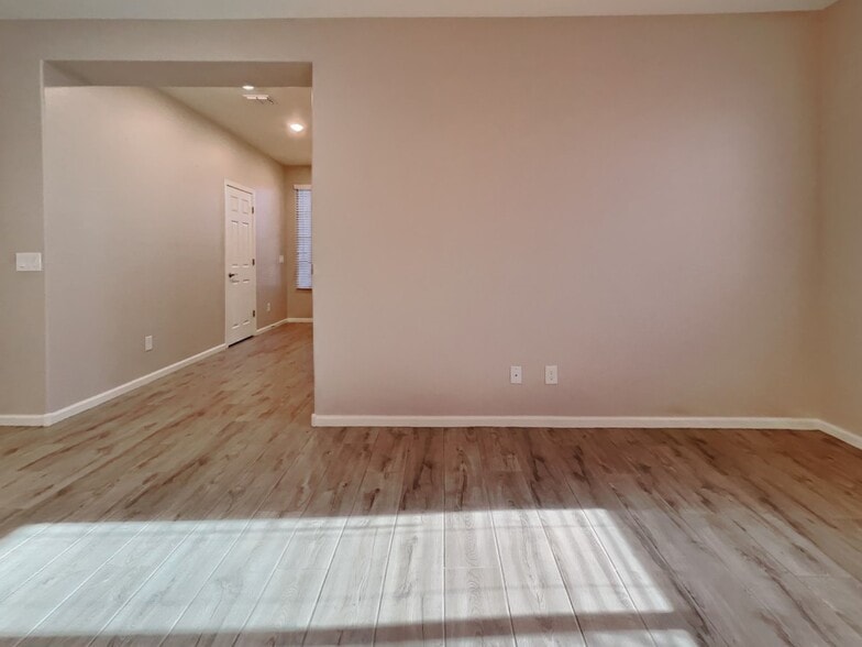 Building Photo - 21266 W Wilshire Dr