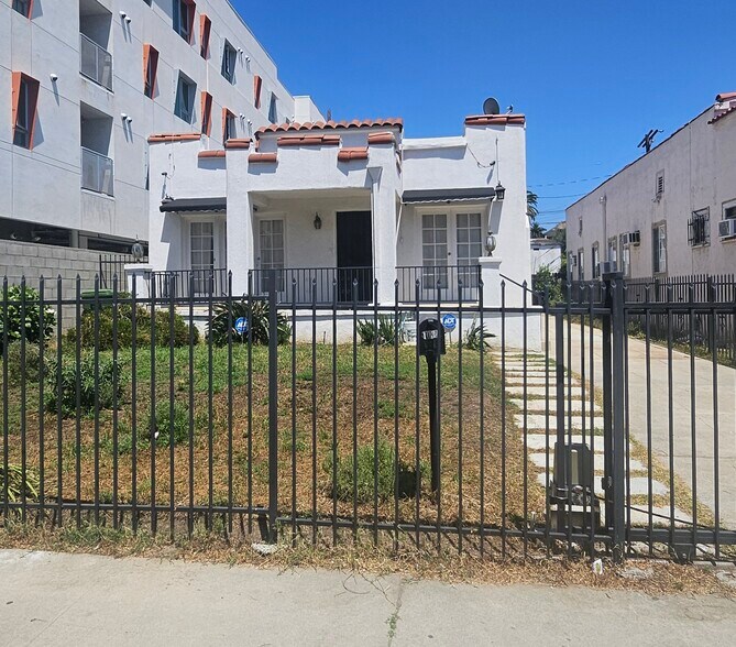 Primary Photo - 1034 N Kenmore Ave
