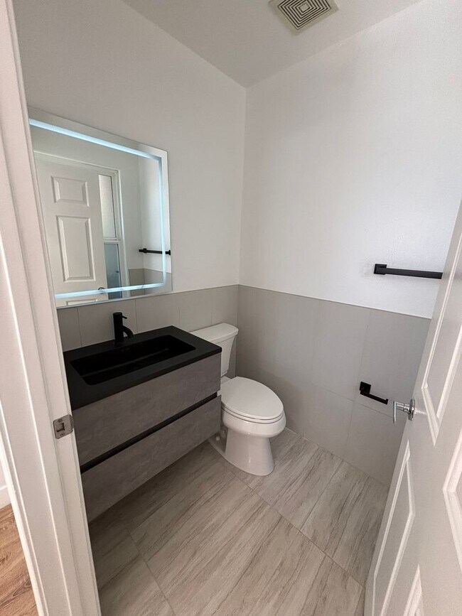 Building Photo - Remodeled 3 Bed 3 Bath Townhome for Rent in Glendale, CA