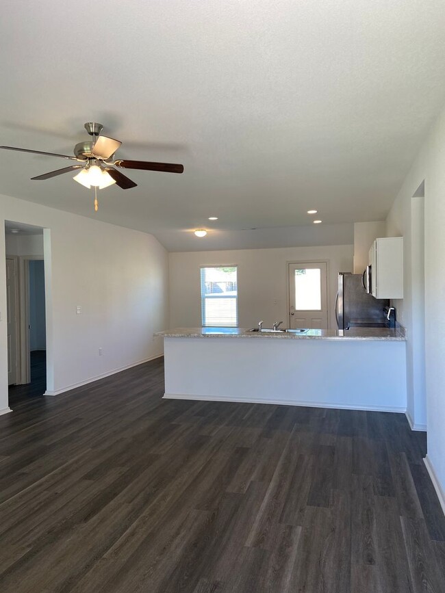 Building Photo - *Pre-leasing* Three Bedroom | Two Bathroom...
