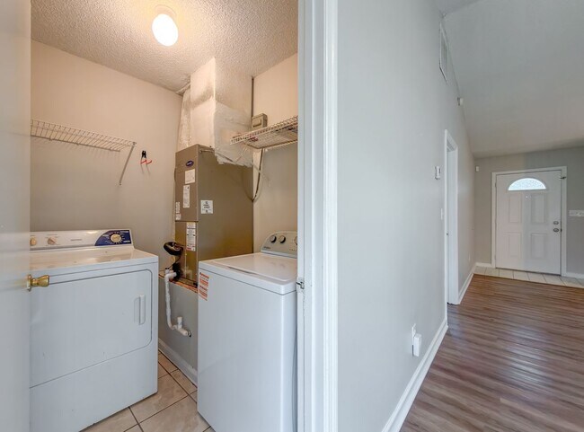 Building Photo - LOVELY SE 3/2 w/ New Paint, Fireplace, Fenced Yard, Vaulted Ceilings, Washer/Dryer, & No Carpet! ...